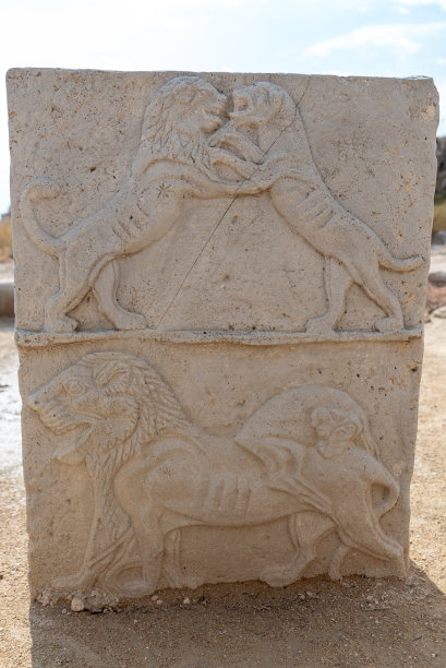 以色列贝特谢安迦南时代狗与狮子打斗浮雕图片下载