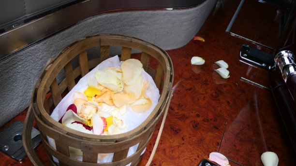 葬礼上插花的照片图片下载