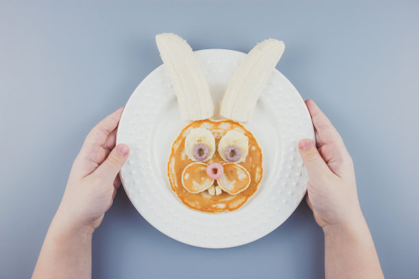 有趣的复活节兔子煎饼，孩子的早餐。与香蕉煎饼。图片下载