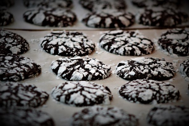 版权免费照片-完美的烘焙背景网站，食物博客，或广告-游行的新鲜烘焙巧克力皱饼干-近距离饼干在烤盘上刚从烤箱-母亲的巧克力皱饼干食谱是最好的图片下载
