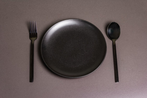 节日创意的粉红色桌子设置与郁金香图片下载