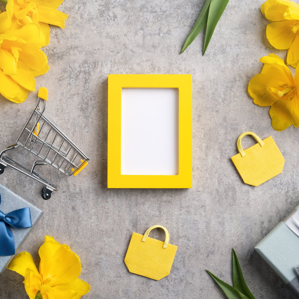 灰色背景下的黄色郁金香花的母亲节节日礼物购物的概念图片下载