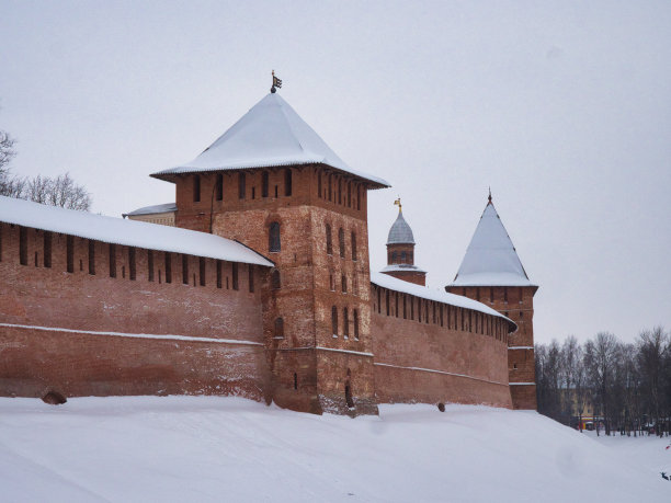 诺夫哥罗德克里姆林宫的塔楼和城墙图片下载