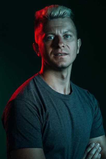 运动员霓虹灯光肖像自信黑暗图片下载