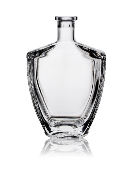 底部变窄的空玻璃瓶。液体和酒精饮料被隔离在白色的背景与反射，特写图片下载