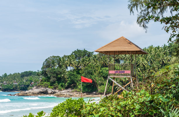 泰国普吉岛海滩上挂着红旗的救生塔。图片下载