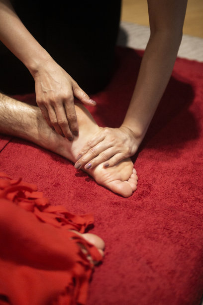 男子接受足底按摩图片下载