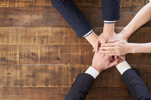 亚洲商人把手放在桌子上图片下载