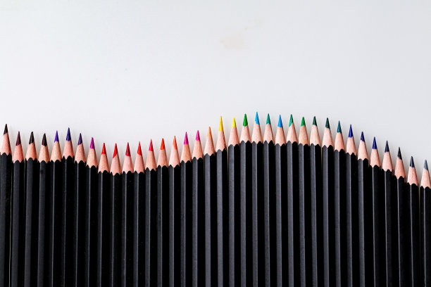 一套白色背景的彩色铅笔。图片下载