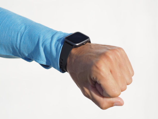 一名男子在看智能手表的屏幕。手的特写。图片下载