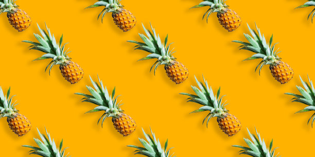 橙子背景下分离的成熟菠萝的无缝图案。夏天充满异国情调的水果图片下载