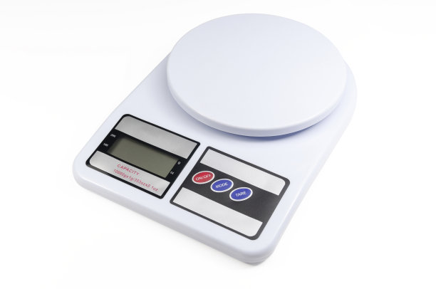数字塑料厨房秤孤立在白色背景。图片下载
