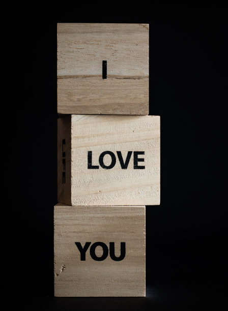 三个木方块黑色背景-我爱你的短信图片下载