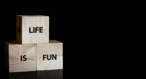 三个木制立方体黑色的背景-生活是有趣的信息图片下载