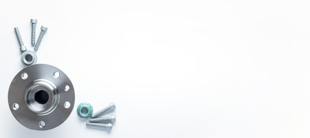 汽车服务的工具。一套新的金属汽车零件。汽车机械备件或汽车零件隔离在白色横幅背景上。机械齿轮技术与空间为文本。图片下载