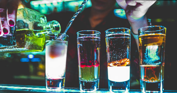 调酒师收集多彩的酒。吧台的一套鸡尾酒图片下载