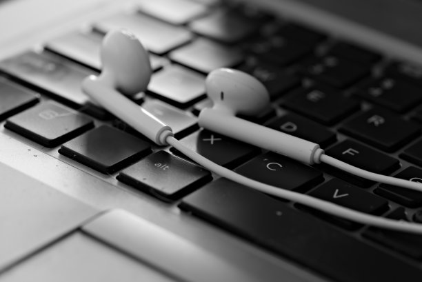 耳机在电脑键盘上图片下载