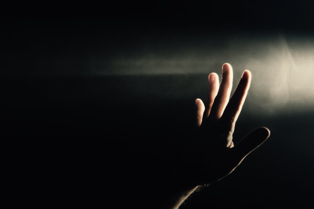 在黑暗中寻找光明图片下载