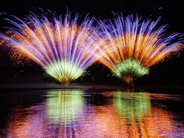 五彩缤纷的烟花在夜空中图片下载