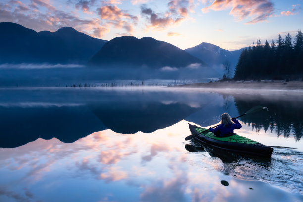 爱冒险的女孩在充气皮划艇上图片下载