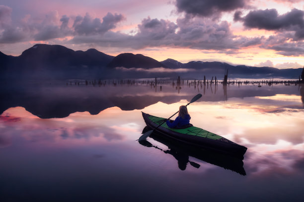 爱冒险的女孩在充气皮划艇上图片下载