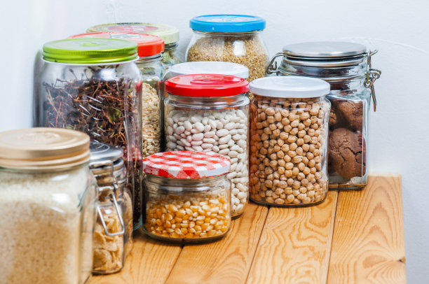 厨房储藏室里装满豆类的玻璃罐子图片下载