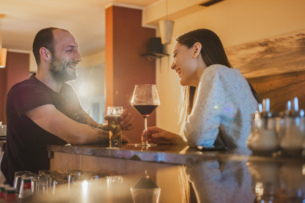 一对年轻夫妇在酒吧里聊天图片下载