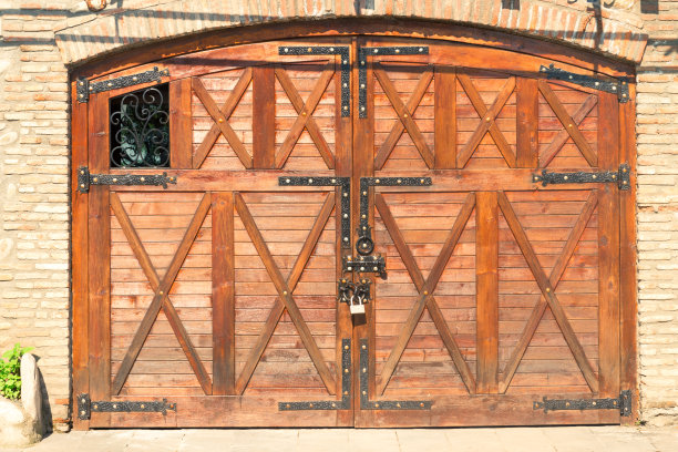 古老的木纹大门，古老的墙壁和古老的大门素材图片