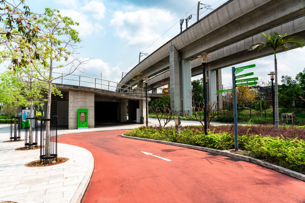 公园里的红色自行车道图片下载