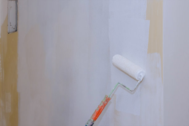 滚筒喷漆，工人用滚筒刷在钢表面进行喷漆图片下载