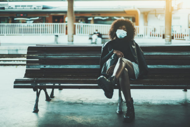 站在月台长凳上的黑人女孩图片下载