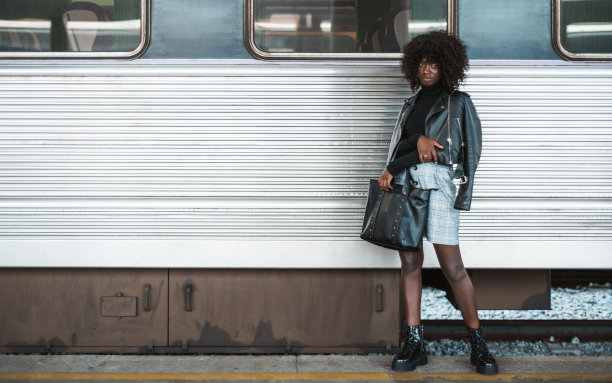 黑色卷毛女孩，火车站台图片下载