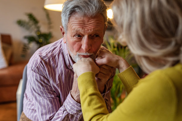 这是一对浪漫的老年情侣的肖像图片下载
