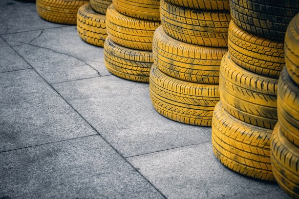 旧轮胎背景的堆叠特写。重工业风格，深色背景，无人，空拷贝空间。图片下载