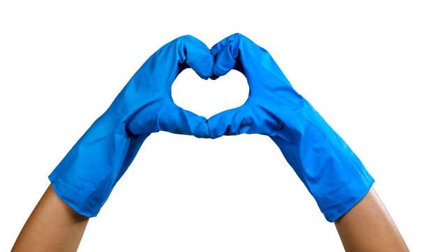 医生的手在保护手套，使心脏形状孤立在白色背景图片下载