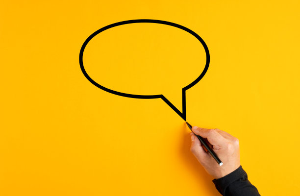 男手画着一个空白的演讲气球图片下载