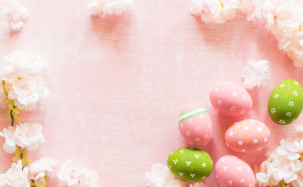 复活节快乐!色彩丰富的复活节彩蛋与花在粉红色的背景。问候和礼物庆祝复活节的时刻。平躺，俯视图。图片下载