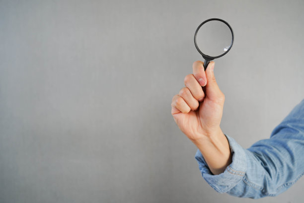 近男人手握放大镜搜索信息或企业营销概念图片下载