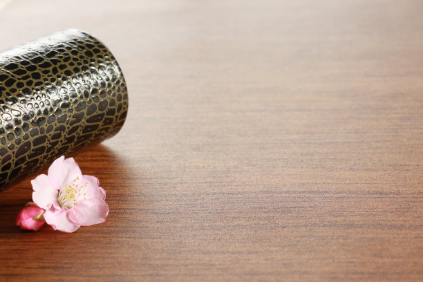 一张文凭在桌子上。图片下载