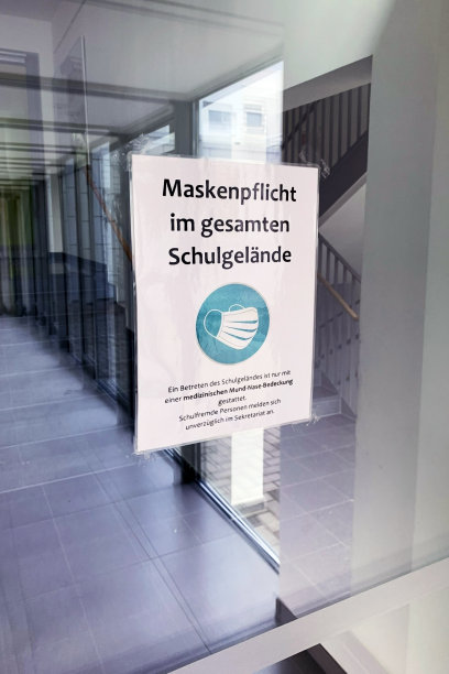 电晕口罩标志口罩在校舍工作请佩戴口罩图片下载