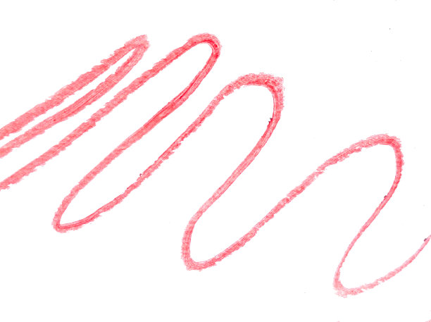 白色背景上红色口红的波浪纹图案，美丽和化妆的概念图片下载