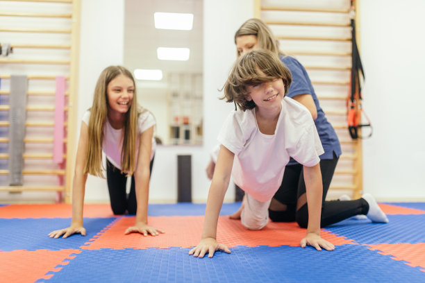 理疗师帮助男孩和女孩锻炼身体图片下载