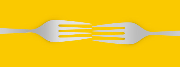 叉子在黄色背景上。叉子为餐厅、咖啡馆、披萨店设计。为广告目的设计的极简厨房叉。3D渲染，3D渲染。图片下载