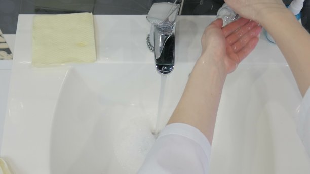 COVID-19护士洗手液，冠状病毒。图片下载