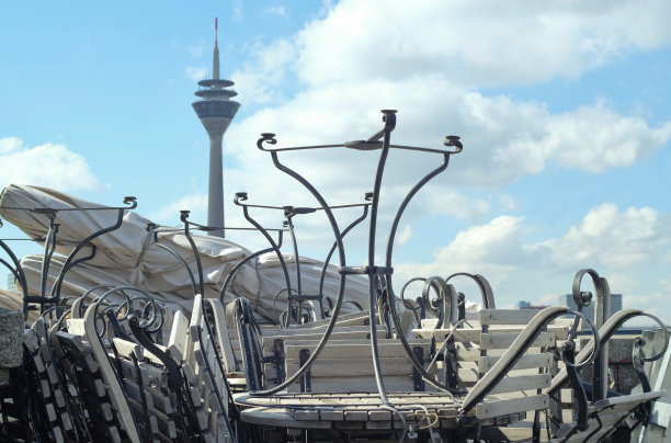 美食封锁、餐厅关门、啤酒花园酒吧因冠状病毒流行，桌椅叠放，象征图片图片下载