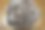 圆木盘子上放着成排的沙丁鱼。图片下载
