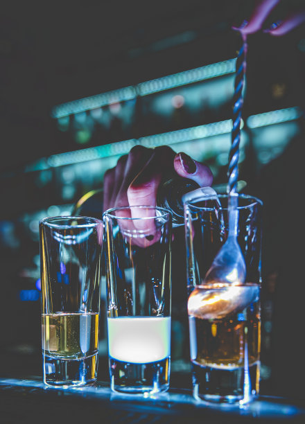 调酒师收集多彩的酒。吧台的一套鸡尾酒图片下载