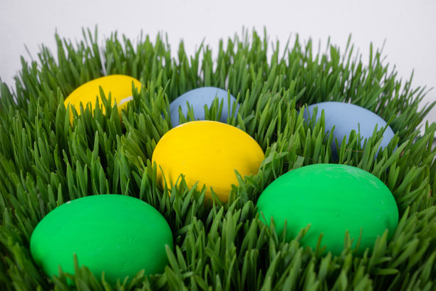 五颜六色的复活节彩蛋在草地上，绿色的草地上，五颜六色的彩蛋，复活节到了。图片下载