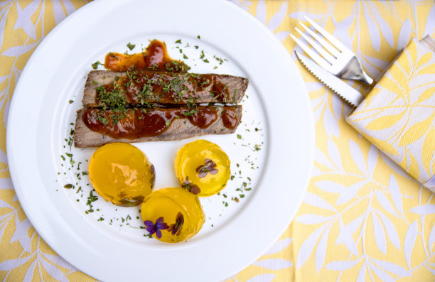 透明的白葡萄酒果冻蛋和肉图片下载