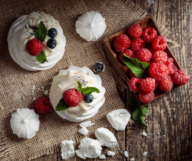 甜点巴芙洛娃配覆盆子、蓝莓和薄荷。图片下载